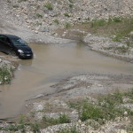 automobilisti costretti a guadare il fiume Paglia
