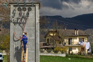 ARCHIVIO FOTOGRAFICO INTERNAZIONALE ENEL ENEL INTERNATIONAL PHOTOGRAPHIC ARCHIVE Rieti (Italia), marzo 2007: Un tecnico presso la Cabina Secondaria di distribuzione di Campigliano