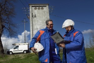 ARCHIVIO FOTOGRAFICO INTERNAZIONALE ENEL ENEL INTERNATIONAL PHOTOGRAPHIC ARCHIVE Rieti (Italia), marzo 2007: Tecnici presso la Cabina Secondaria di distribuzione di Campigliano con il nuovo notebook per il controllo telematico della rete di distribuzione